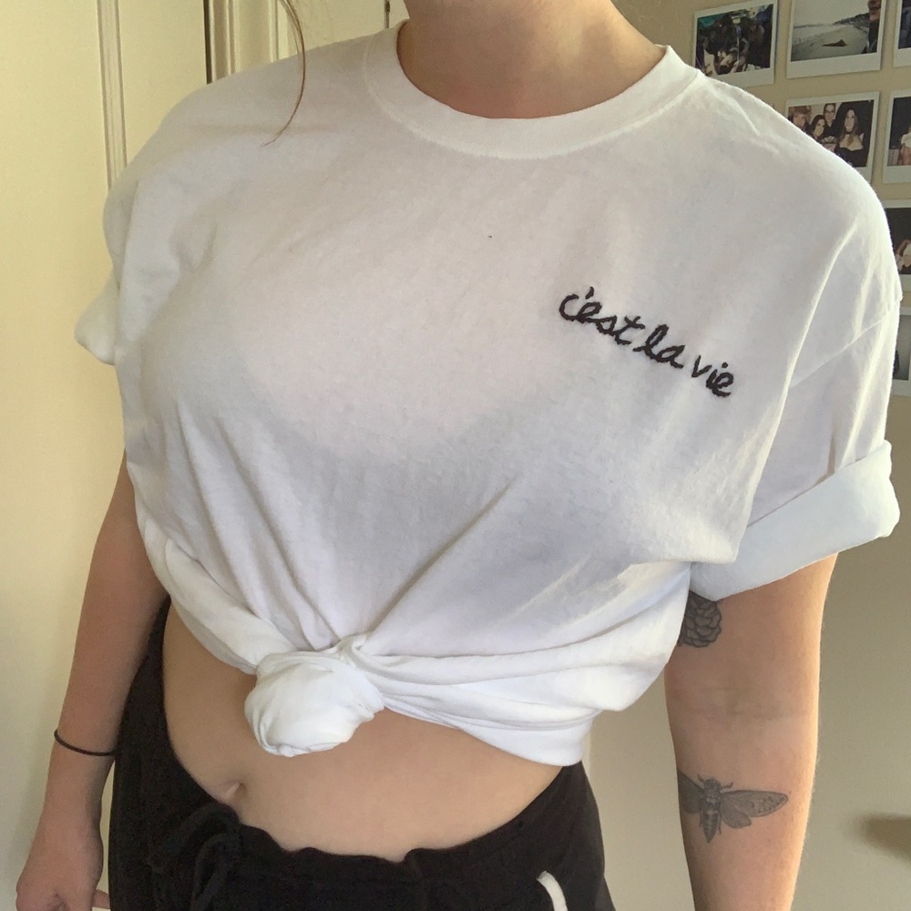 C’est La Vie Embroidered Large T-Shirt - Picture 4 of 4
